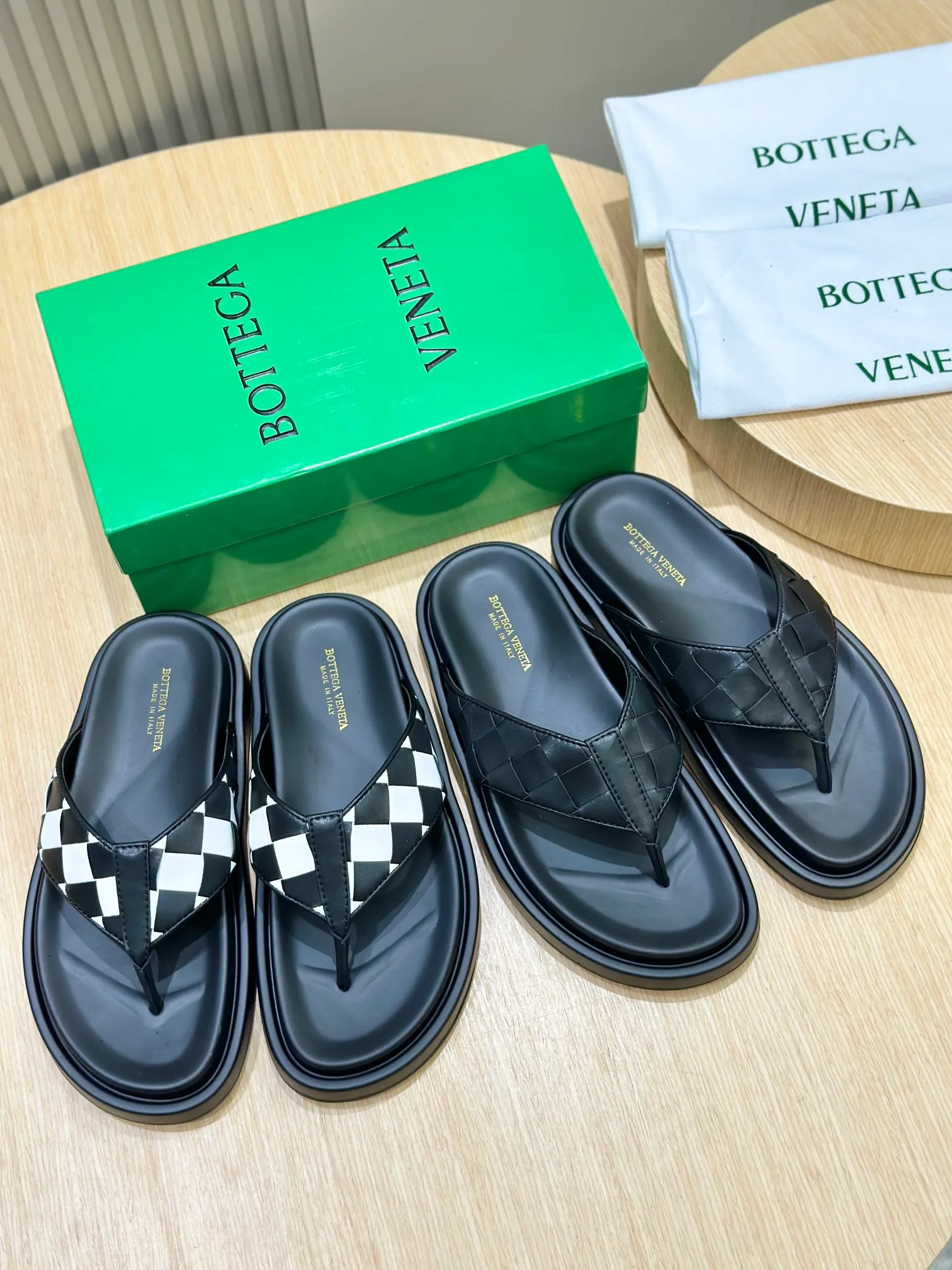 Factory price: 360💰BV hand-woven men's slippers and sandals - suitable for walking. It still emphasizes minimalism and practical wearability, but is full of vivid artistry. Super classic, luxurious and comfortable, imported cowhide + cowhide lining + lightweight outsole Size: 39-44 (customized at 38.45)